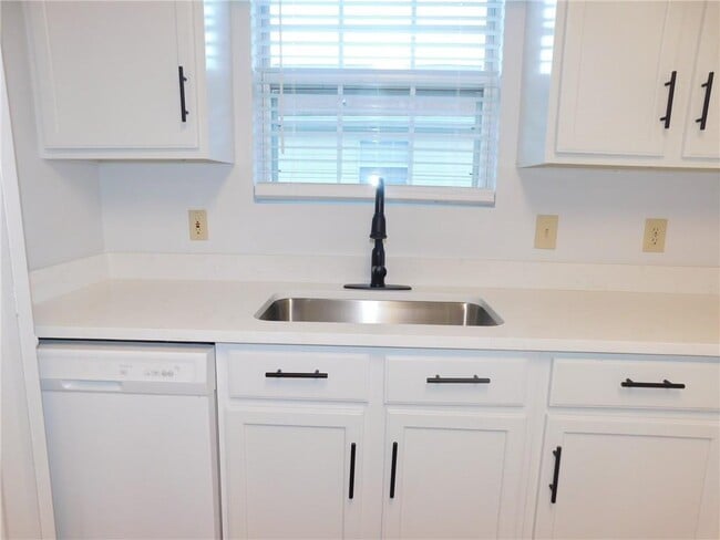 Building Photo - 107 Rock Garden Pl