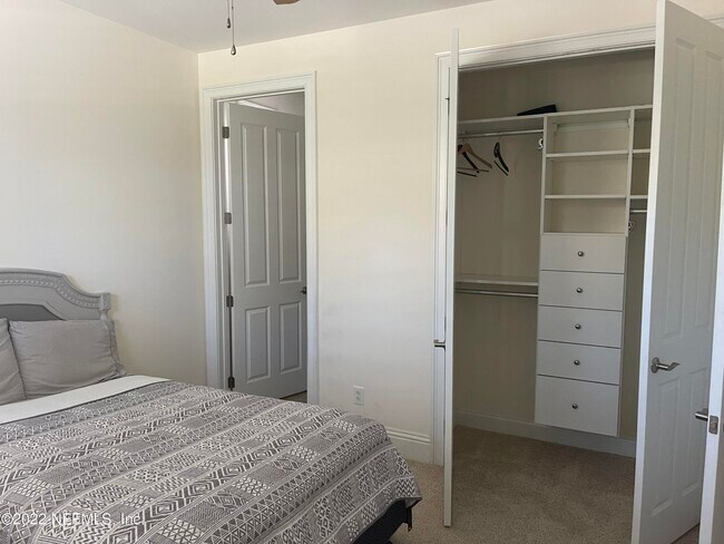 Foto del edificio - 5009 River Bend Dr