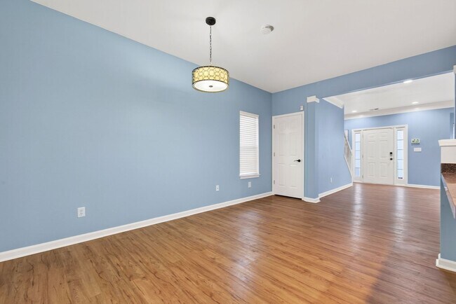Building Photo - Spacious 3 Bed / 2 Bath Townhouse in Atlanta – $1,995/mo (Trash & Landscaping Included!)