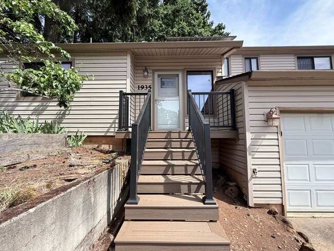 Foto del edificio - Beautiful 4 Bed, 2 Bath Single Family Home 2 Attached Car Garage and Laundry In Unit!