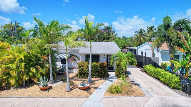 Foto del edificio - 1717 N Ocean Breeze