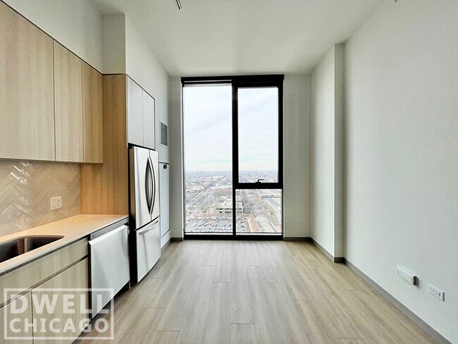 Building Photo - 1026 S Damen Ave