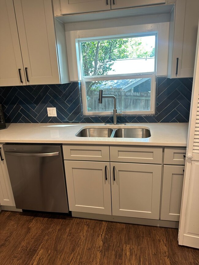 Building Photo - Large 5 Bedroom House in North Campus!