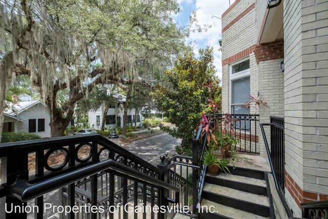 Building Photo - 3 br, 2.5 bath House - 327 NE 2nd Avenue