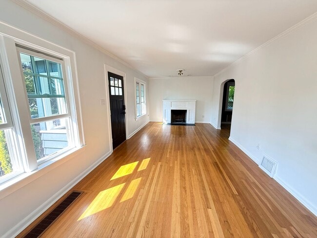 Building Photo - Updated 4-Bedroom Home in the Heart of Loy...