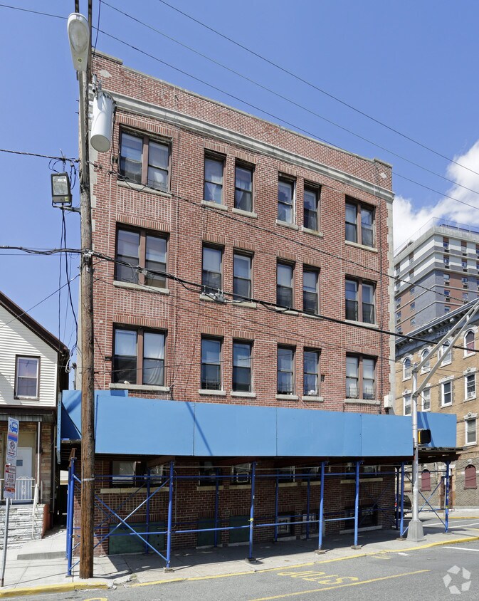 Building Photo - 801 21st St