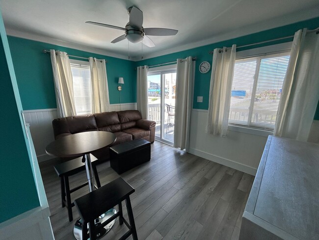 Building Photo - Monthly rental offered on this furnished r...