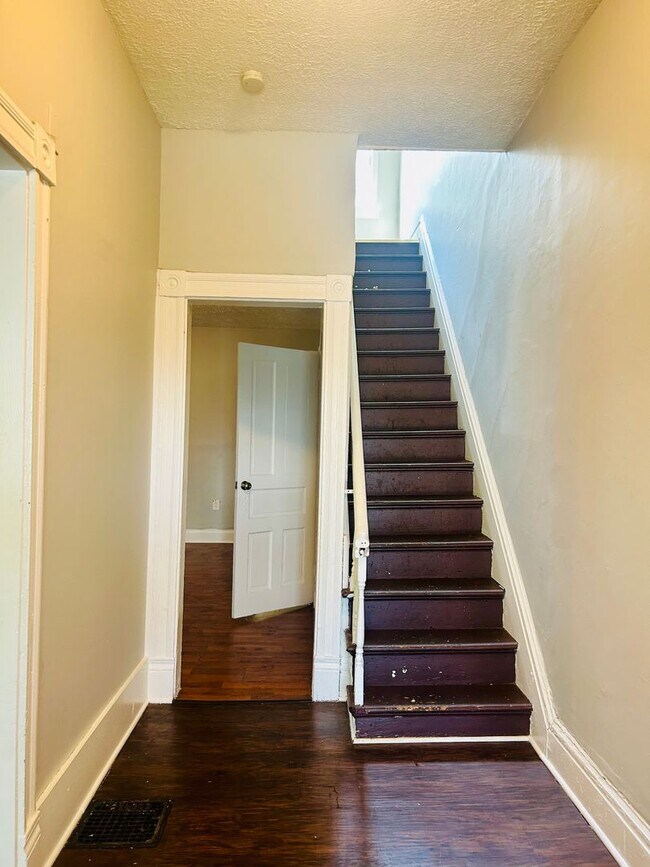 Foto del edificio - 2 Bedroom w/large attic space l Housing Vo...