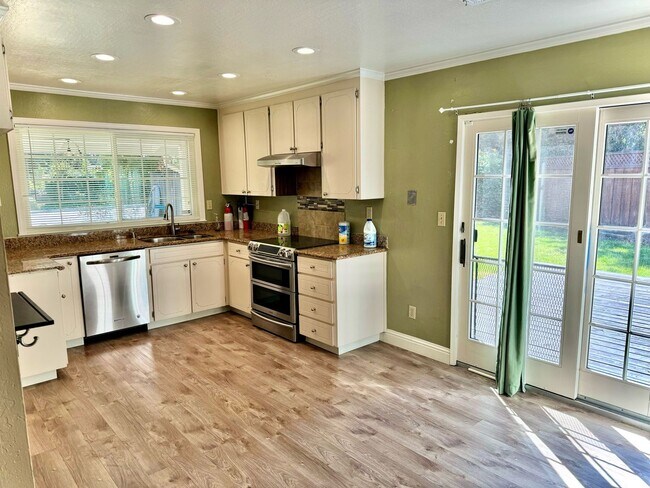 Foto del edificio - Great Location! Single Family 4 Bed/2 BA D...