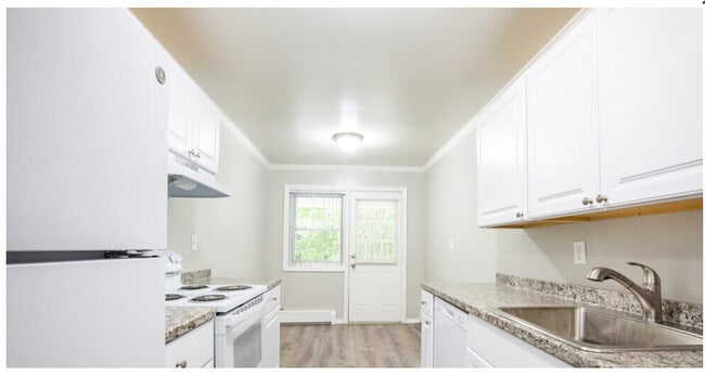 Kitchen - Reno - Maple Crest Apartments at Dix Hills