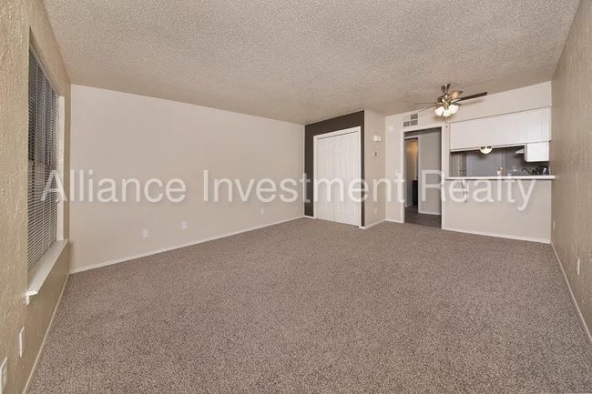 Foto del edificio - 11339 N May Ave