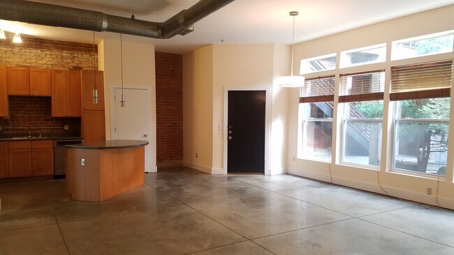 Building Photo - Castleberry Hill Loft! Vacant! Move in Ready!