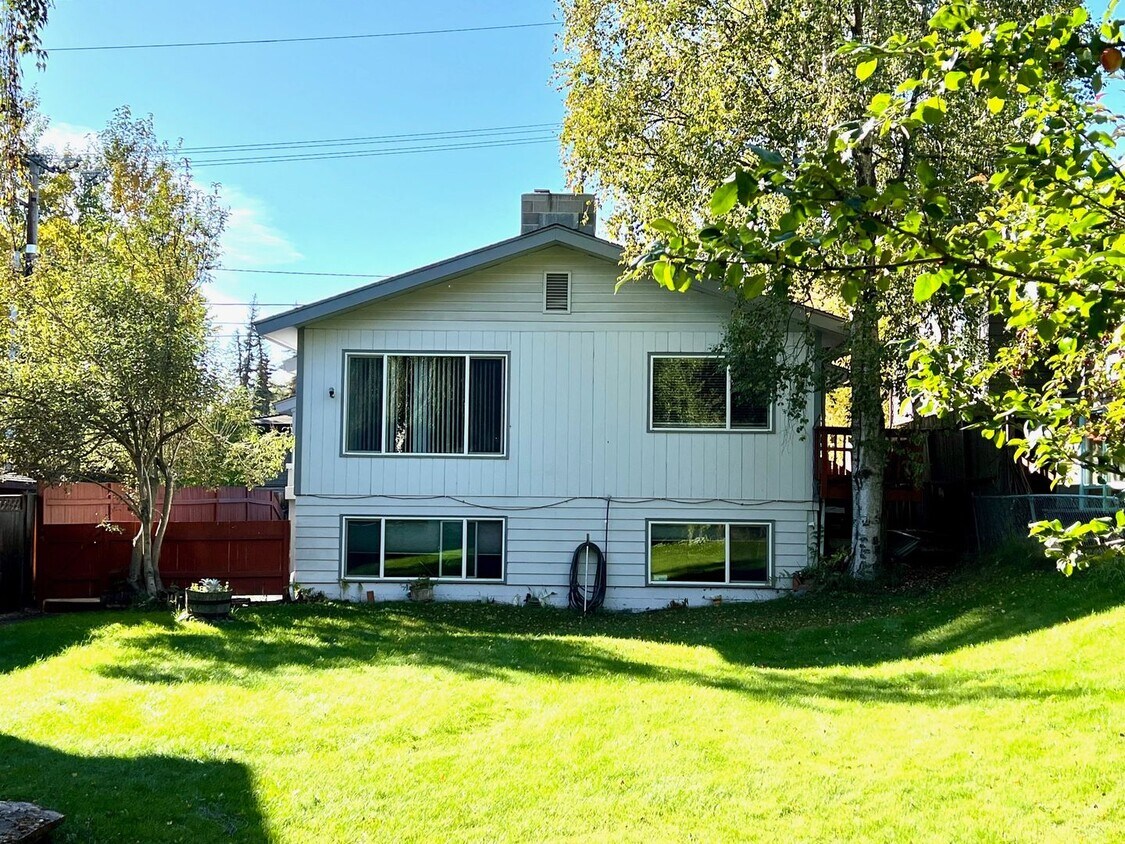 Foto principal - Downtown Furnished Two Bed Unit in Duplex-...