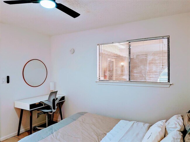 Foto del edificio - 905 E 51st St