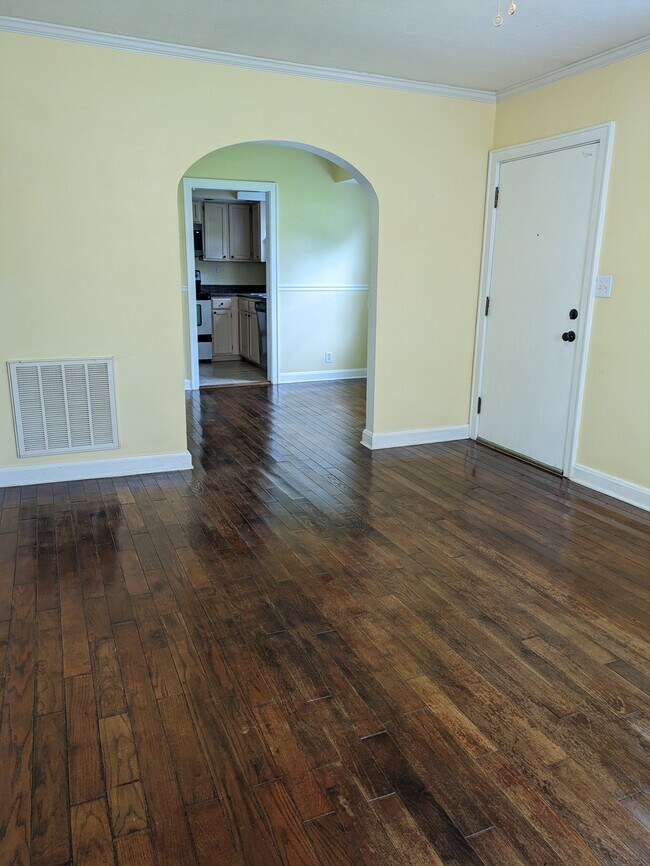 Building Photo - 306 Colonial Dr