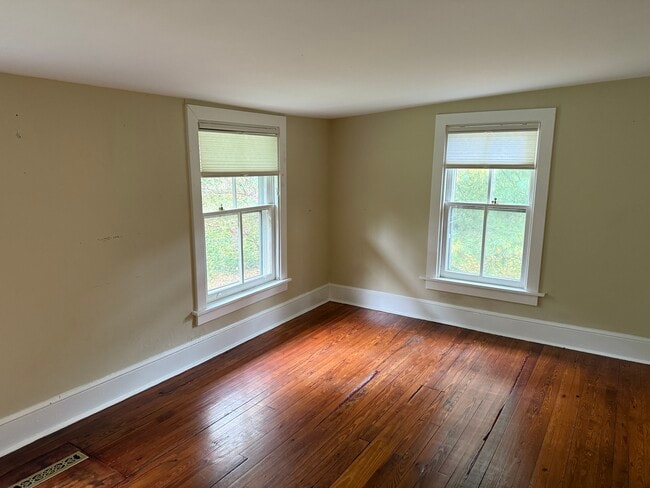 Extra back room - 552 South Ave