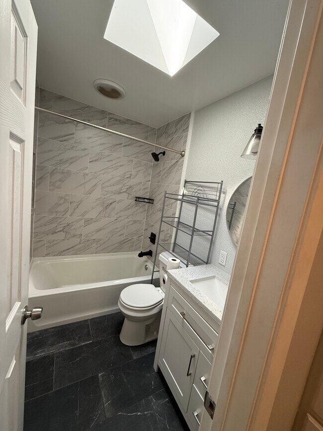 Baño - 506 N Ricketts St