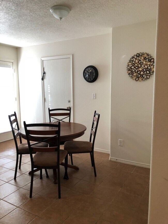 Foto del edificio - 2311 N Juniper Ln