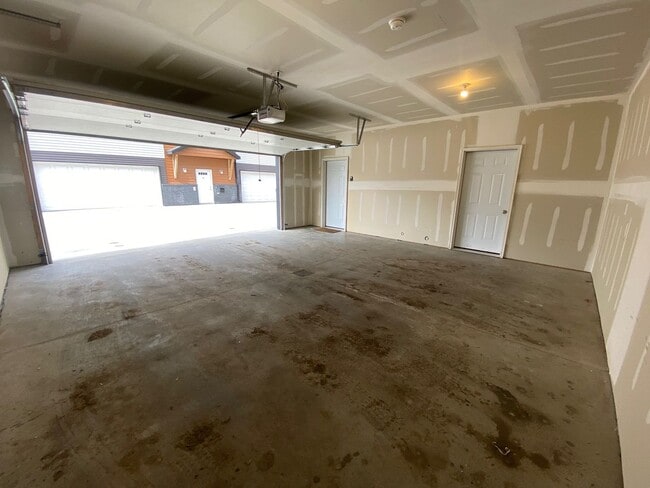 Building Photo - 3 bdrm/2 bath townhomes - MOVE IN READY!