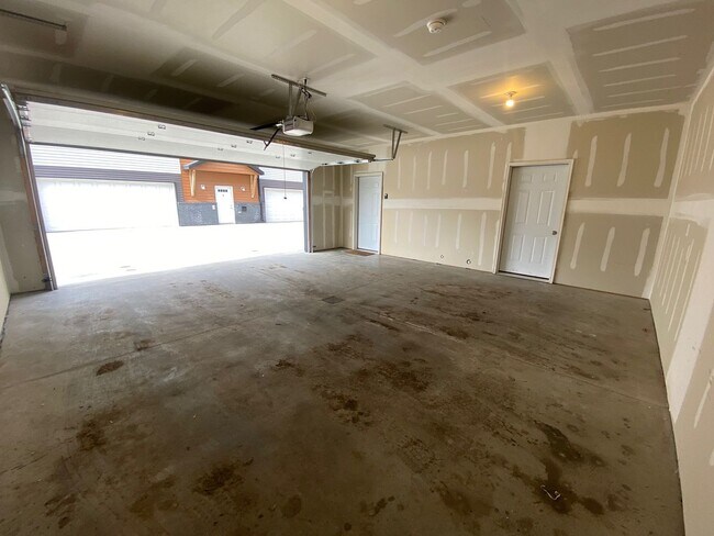 Foto del edificio - 3 bdrm/2 bath townhomes - MOVE IN READY!