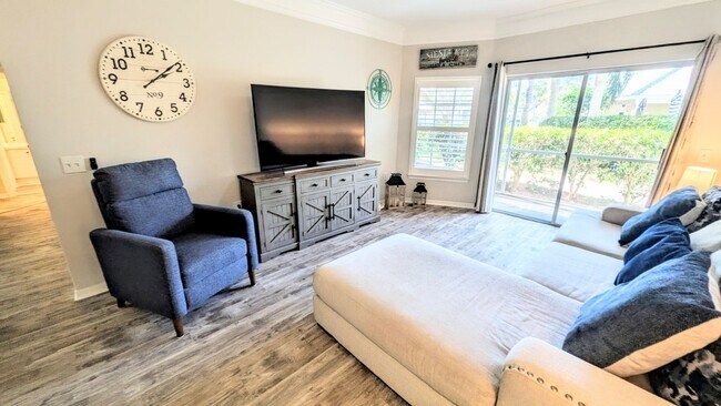 Foto del edificio - 6-12 month TURNKEY FURNISHED GOUNG FLOOR 2/2 CONDO