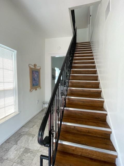 Building Photo - 208 Medina St