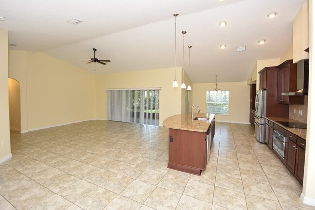 Building Photo - "Spacious 3-Bed plus office Oasis in Palm ...