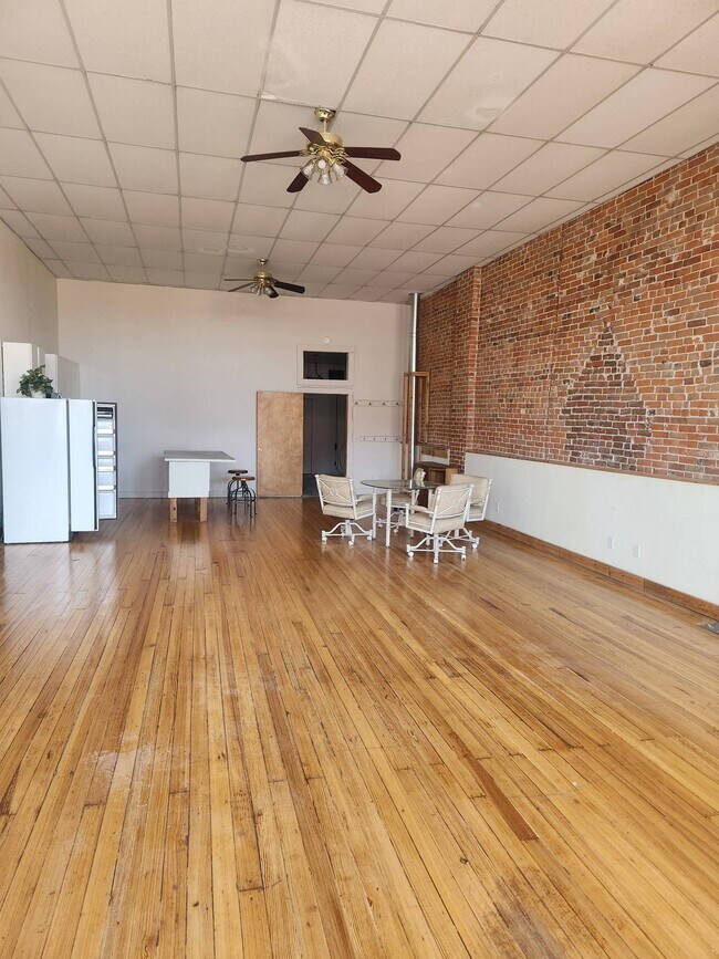 Building Photo - 108 E Main St