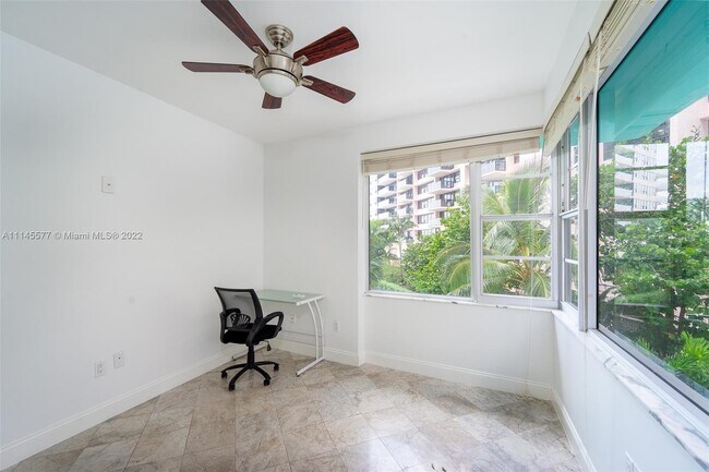 Foto del edificio - 5255 Collins Ave