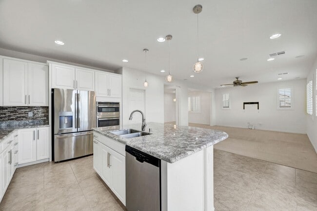 Foto del edificio - Stunning 4 Bedroom with Mountain Views!