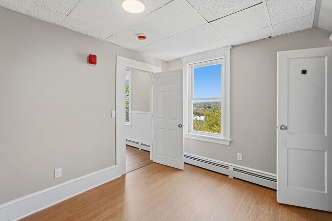 Foto del edificio - 387 Grove St