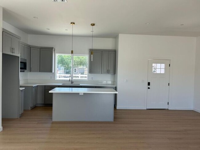 Foto del edificio - Stunning 3 Bedroom 2 Bathroom House for Re...