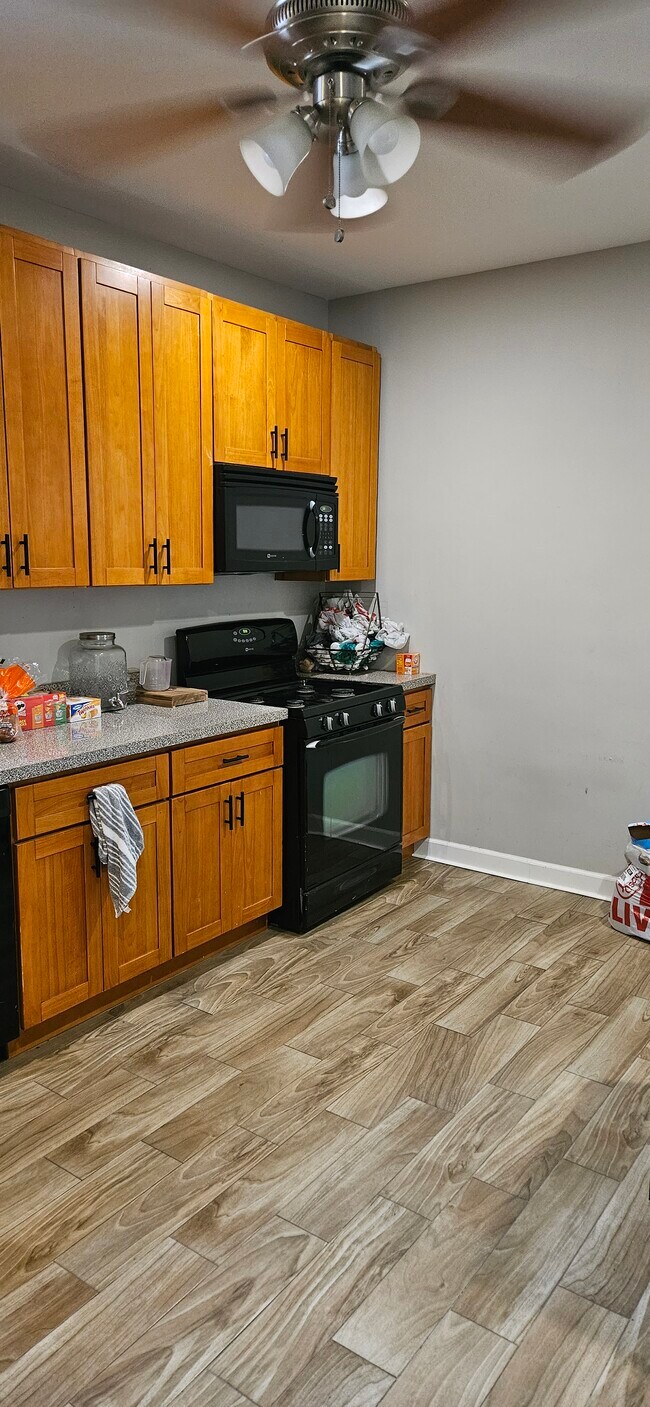 Kitchen - 2416 N Springfield Ave