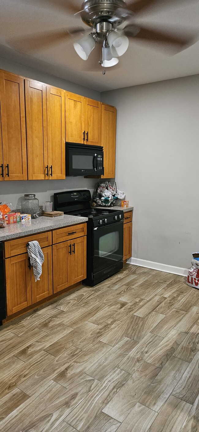 Kitchen - 2416 N Springfield Ave