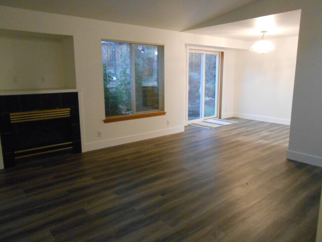 Building Photo - 1522 NE Locksley Dr