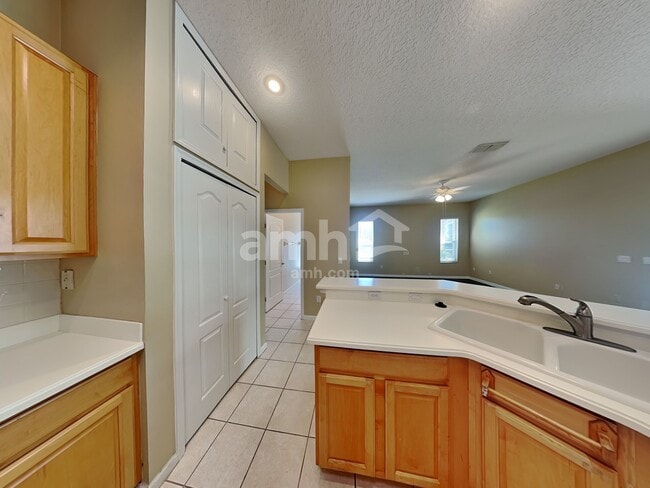 Building Photo - 13712 Lakes Way