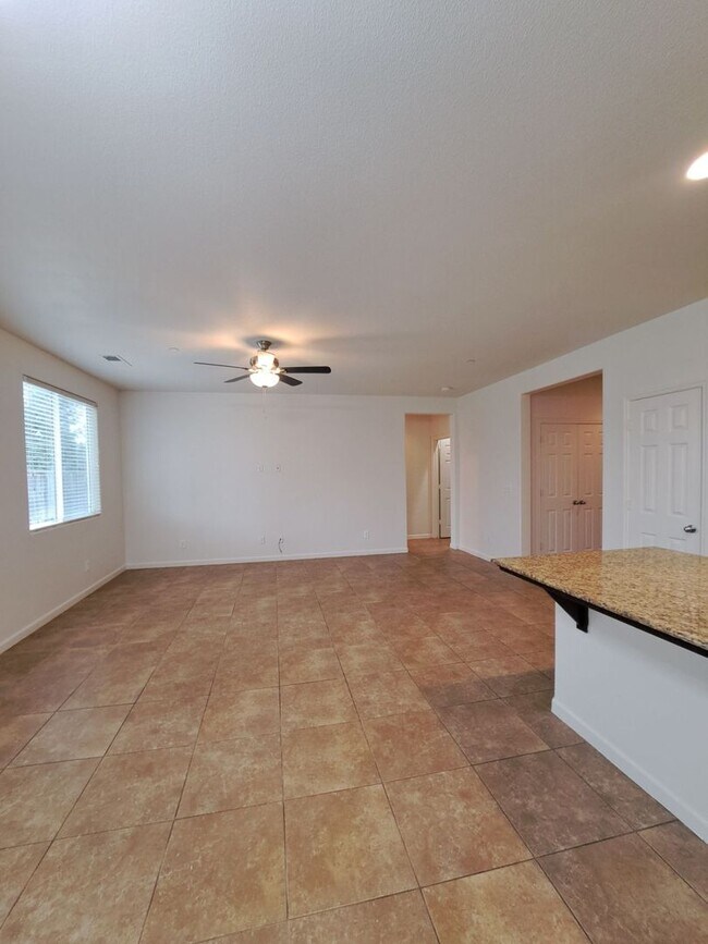 Foto del edificio - Single Level 3BR Home w/ Backyard in Clovis!