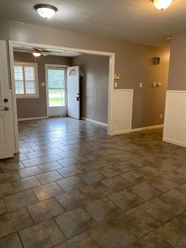 Building Photo - 3 Bedroom Home Located Near Marsha Sharp A...