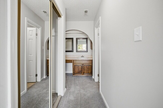 Foto del edificio - 3 BEDROOM RANCH HOME WITH GARAGE FOR RENT IN CENTRAL VIRGINIA BEACH!