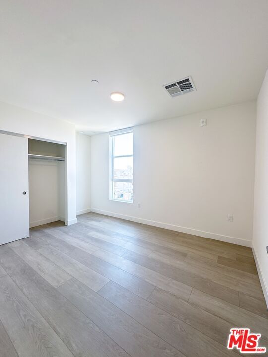Building Photo - 1106 S Kenmore Ave