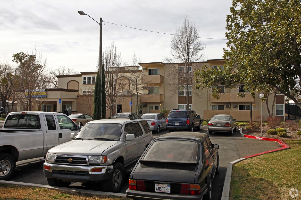 Rio Linda Manor Apartments in Sacramento, CA