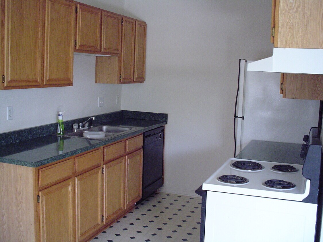 Kitchen - 412 Alpine St