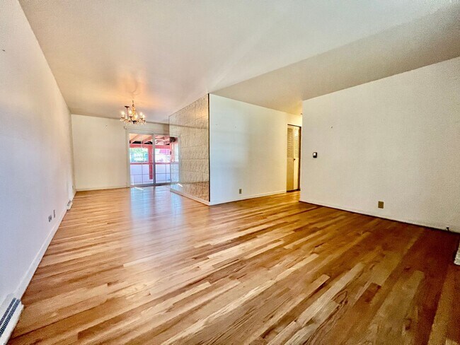 Building Photo - Large Aurora Lynn Knolls Home