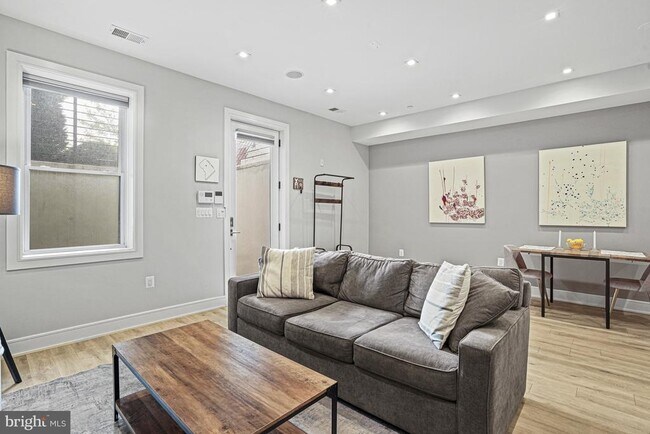 Foto del edificio - 725 Euclid St NW