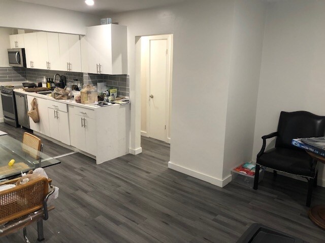 Foto principal - 218 E 18th St