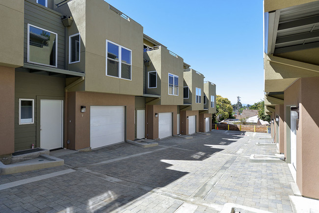 Building Photo - 9849 Macarthur Blvd