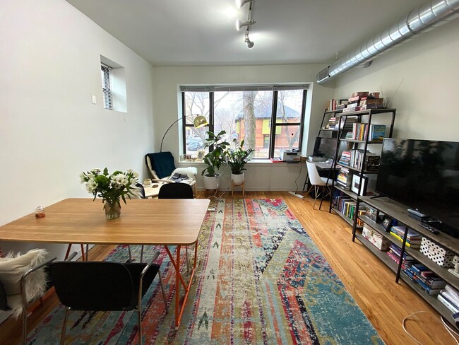 Building Photo - Bright and Sunny 1 Bedroom in UK Village- Laundry, Central Heat/AC, Free Fast Internet Included