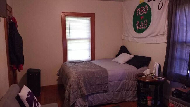 Foto del edificio - 2 Car Garage + 2 Large Living Rooms! Washer & Dryer Included! Available August 1st!