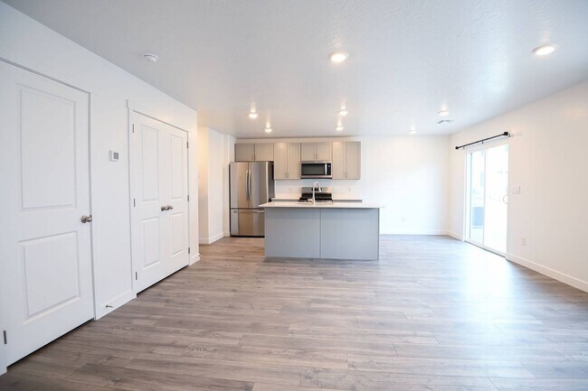 Foto del edificio - Beautiful 4 bedroom 2.5 bathroom townhome in Cedar City!