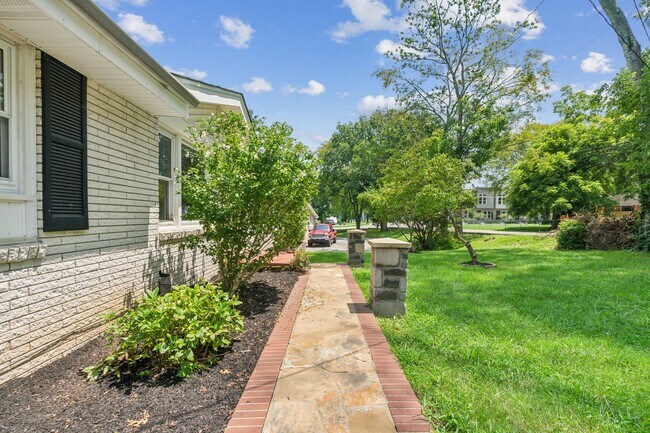 Building Photo - MidMod Ranch in Madison! 3 BR 1 BA with fu...